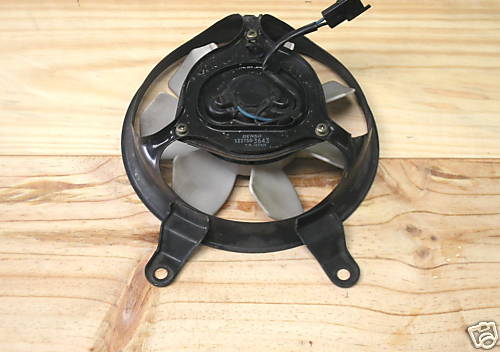 voila le ventilateur proposé a la casse <br /> VENTILLATEUR TRIUMPH 955I SPRINT ST 2000